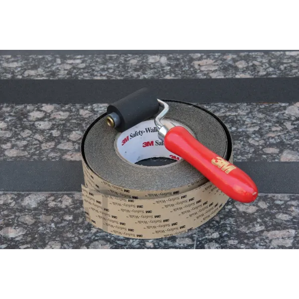 Протиковзальна клейка стрічка 3M™ Safety-Walk™ 610, довжина 18,3 метри, ширина 25 мм, чорна