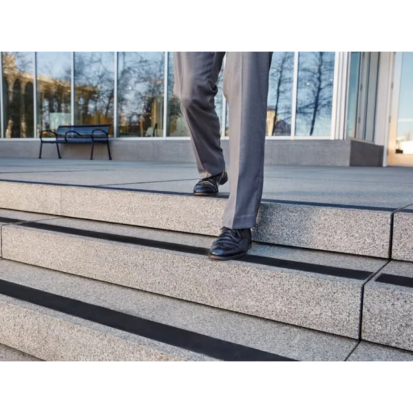 Протиковзальна клейка стрічка 3M™ Safety-Walk™ 610, довжина 18,3 метри, ширина 25 мм, чорна