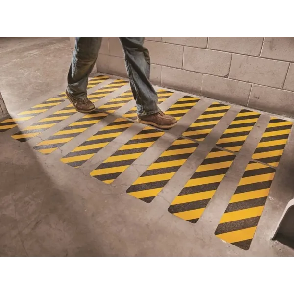 Протиковзальна клейка стрічка 3M™ Safety-Walk™ 7672, довжина 20 м, ширина 50 мм, жовто-чорна
